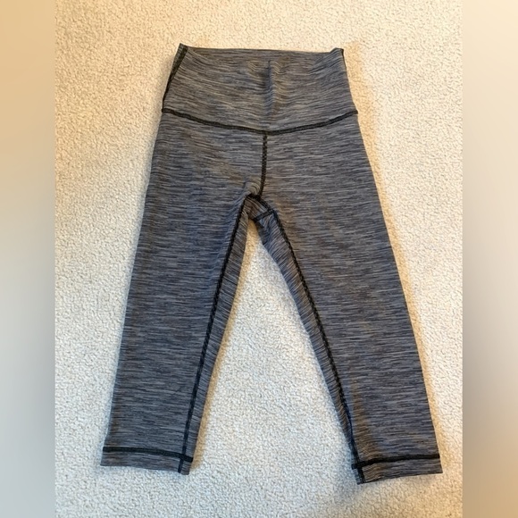 lululemon Wunder Under Athletic Cropped leggings Yoga Women Size 4 Black - Picture 1 of 7